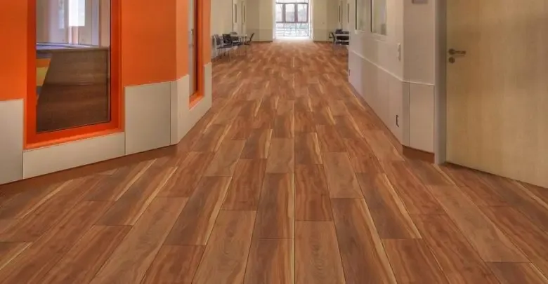 معلم ممتاز بتركيب باركيه في شمال جدة 