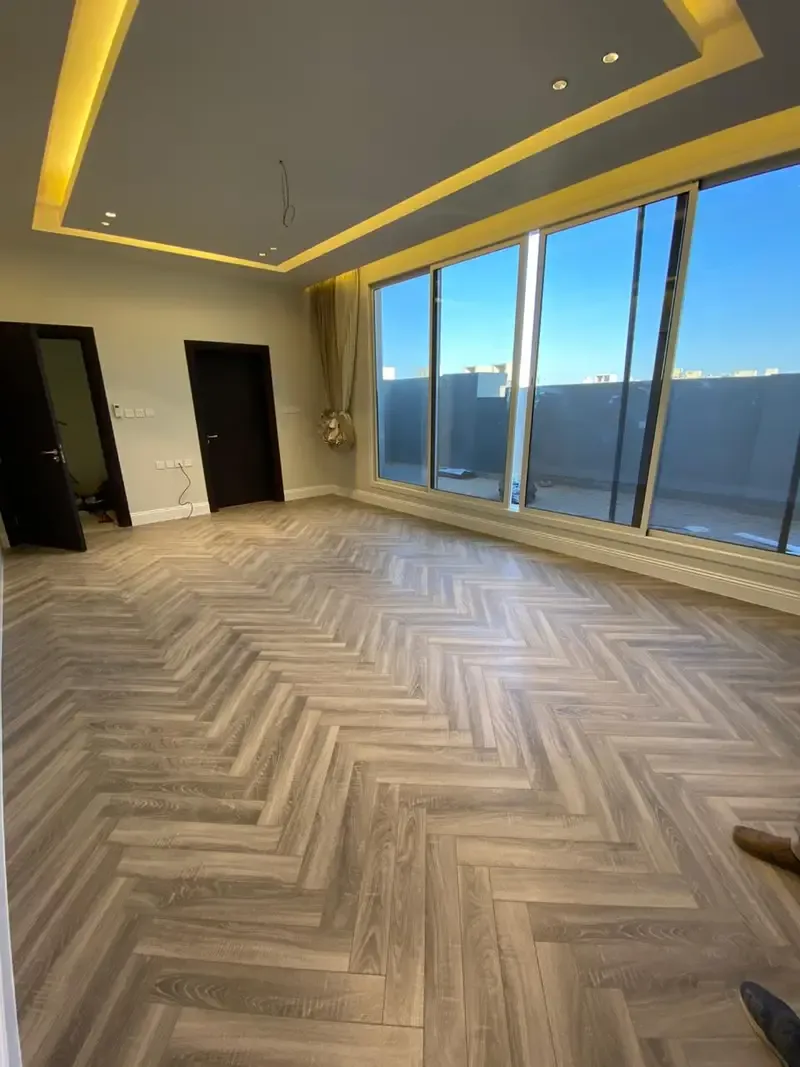 معلم ممتاز بتركيب باركيه في شمال جدة 