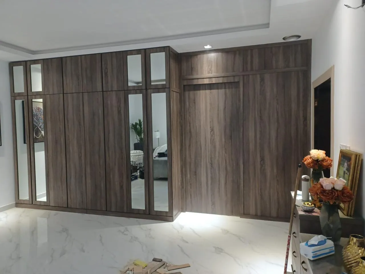 أفضل معلم ديكورات دواليب وجدران حي المنار: تصاميم مودرن 2026