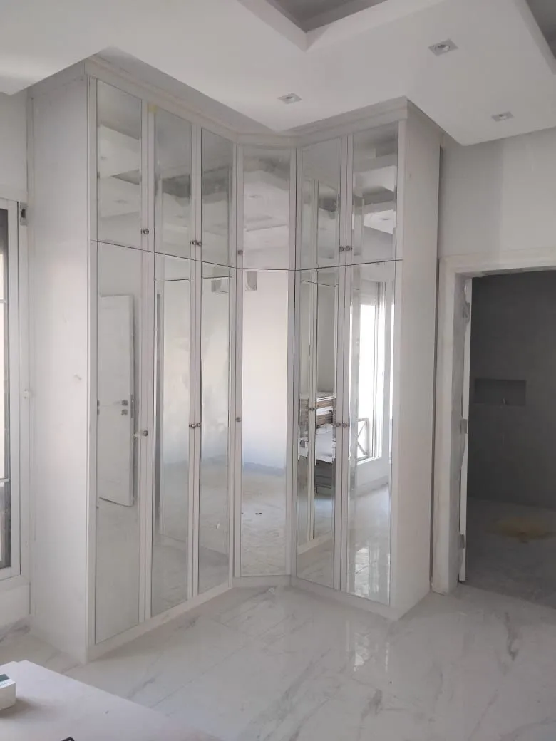 أفضل معلم ديكورات دواليب وجدران حي المنار: تصاميم مودرن 2026